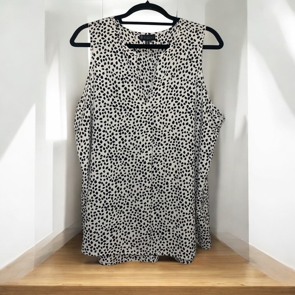 bobeau Tops - Bobeau Sleeveless Black and White Blouse